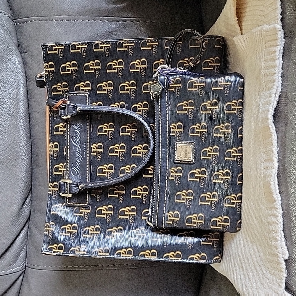 ***Dooney and Bourke**** matching purse and wristlet! Nwt